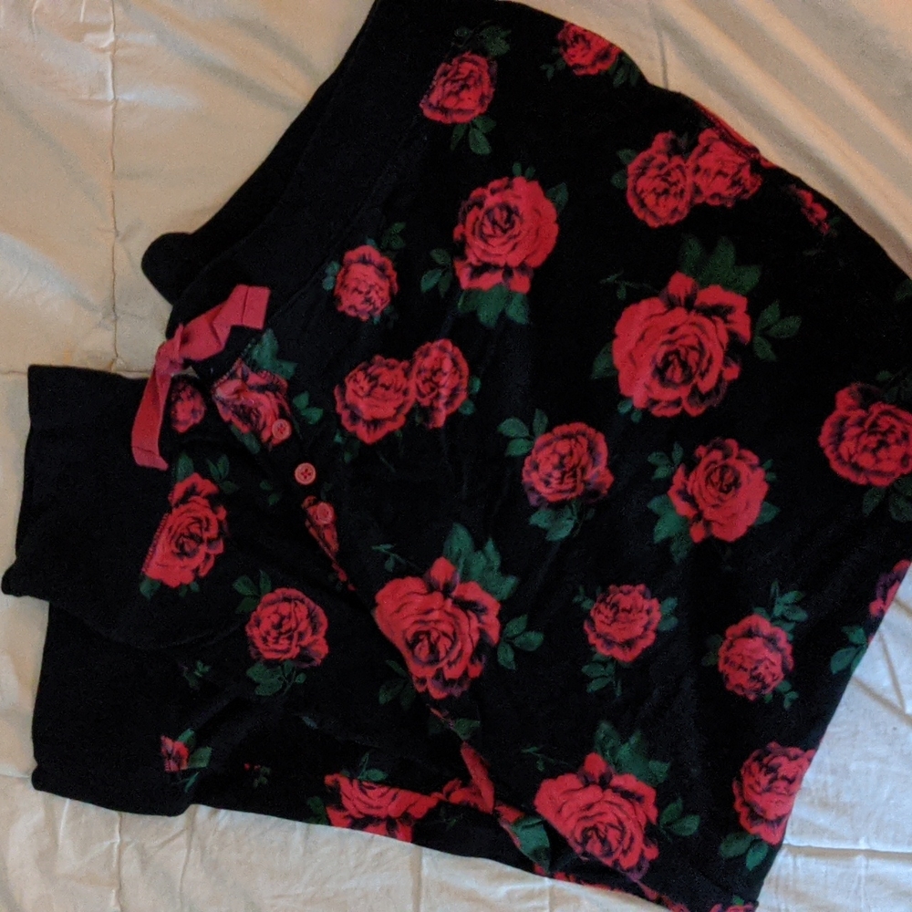 EUC Torrid Size 3 Foxy Full Length Red Rose Print Sleep Leggings 🌹🌹🌹